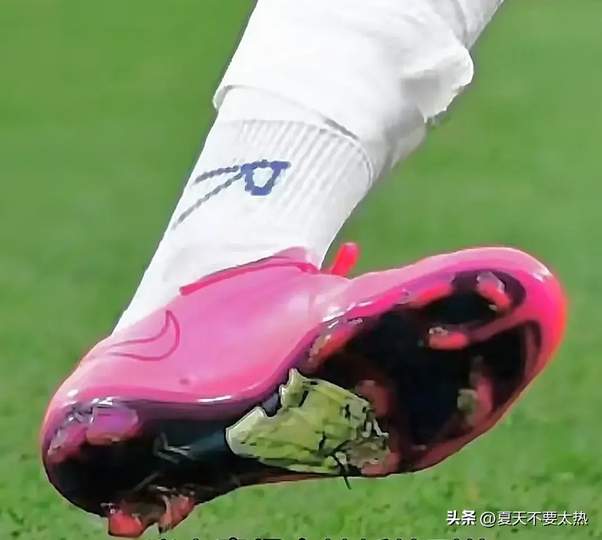 伊朗球星“补丁战靴”上热搜，LOL赛场装备玄学引发热议